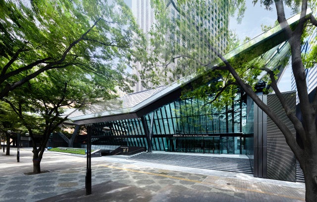 2023年展示会場の新宿住友ビル三角広場