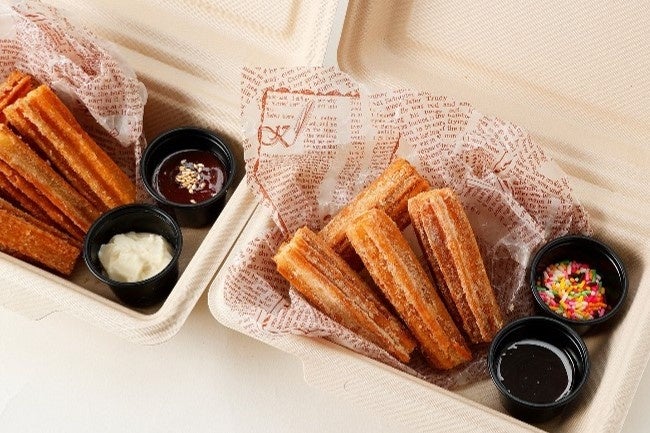 左：〈ヤンニョム＆クリームチーズ〉　右：〈チョコレート＆カラースプレー〉