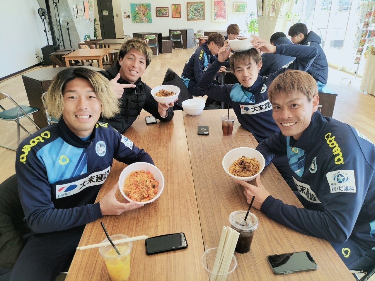 栄養士が提供した捕食を手に持つ選手たち