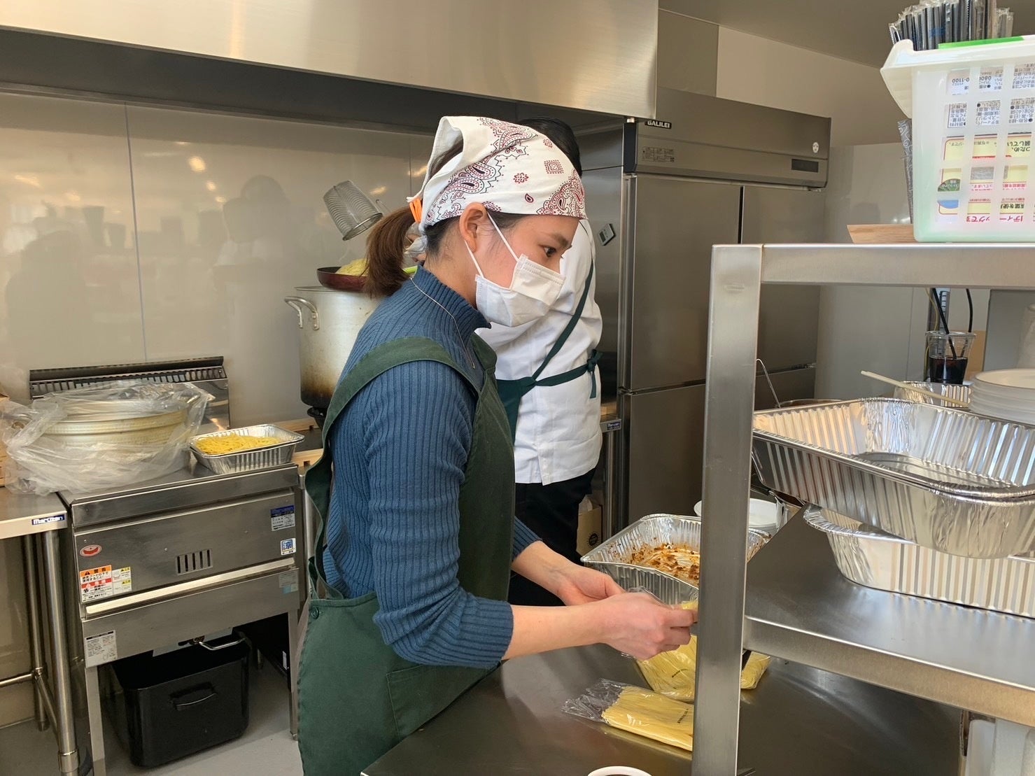 提供する補食を調理する栄養士