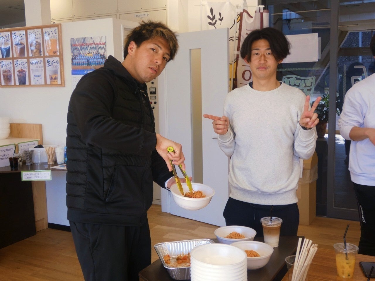 練習後に食事をとる選手