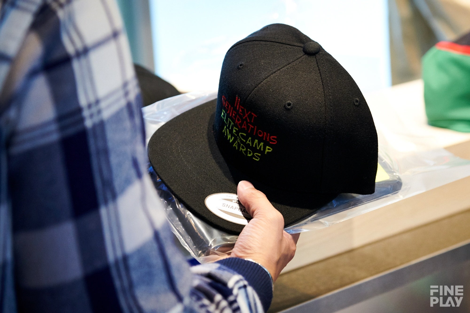  入口にてキャップなど参加記念品を配布 　　