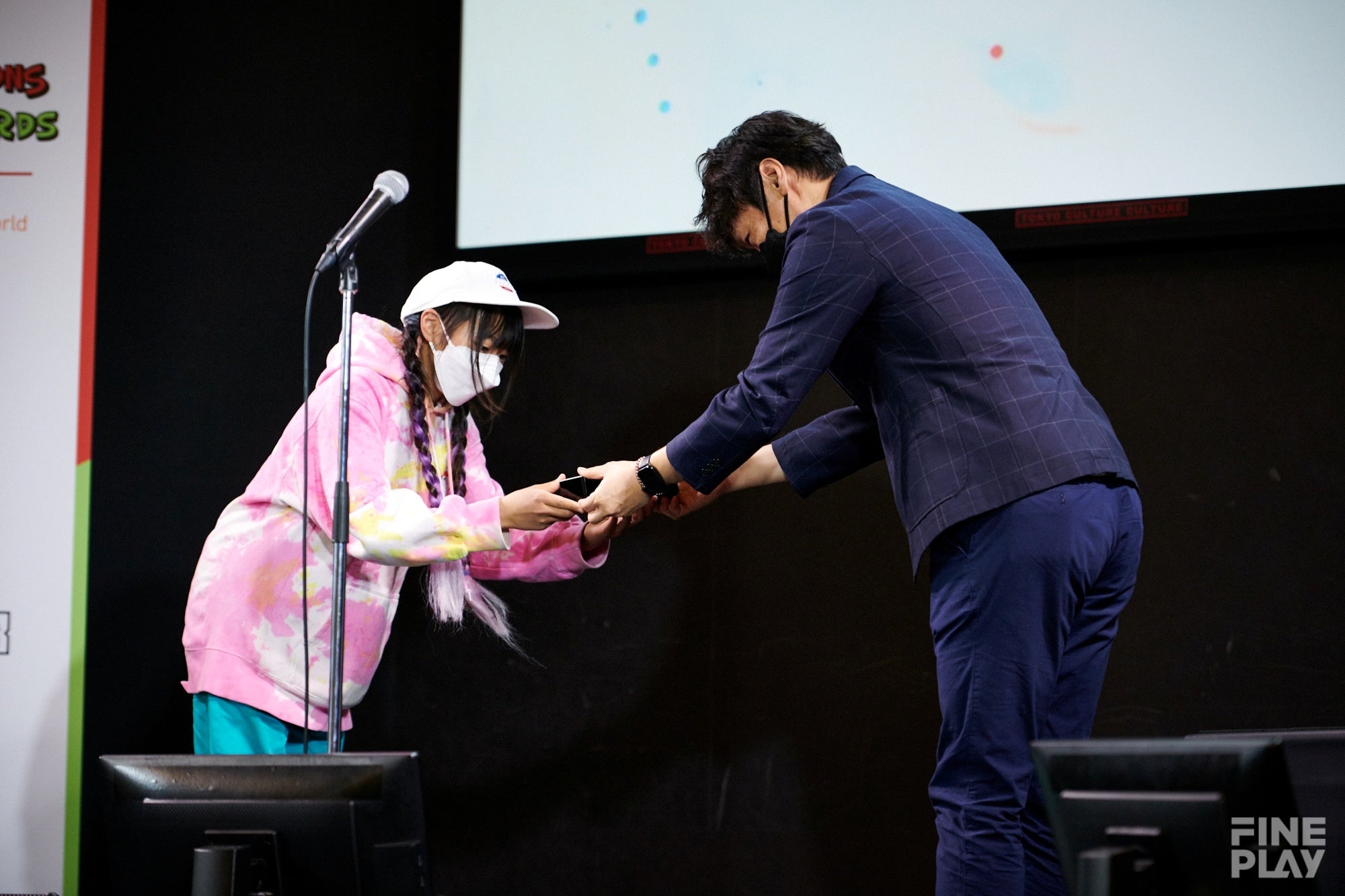 NEC 岡村 要 様からもご挨拶と修了トロフィーの授与