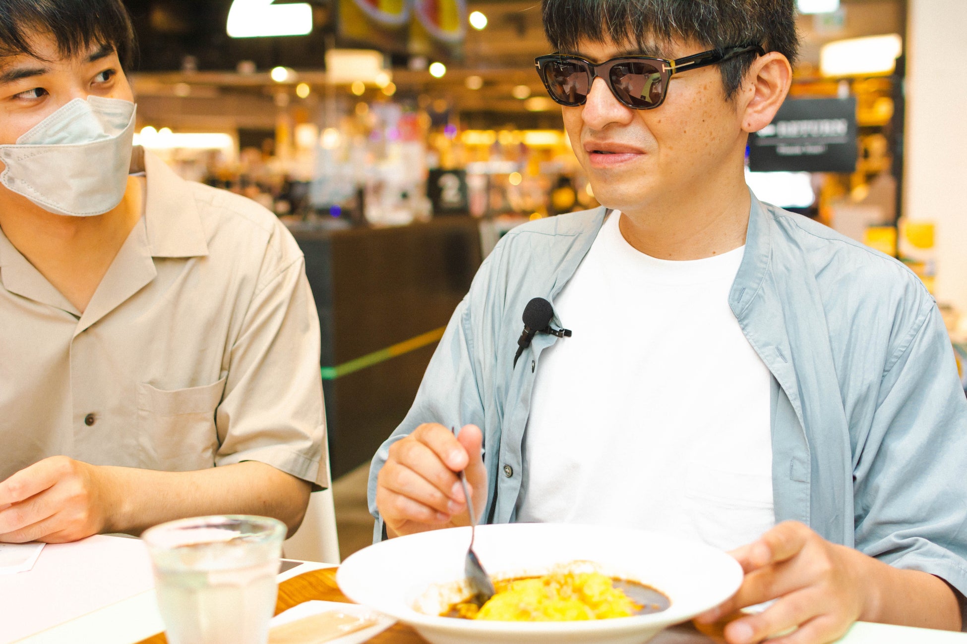 2food 渋谷ロフト店にて、一口食べた感想をレポートする栗山さん