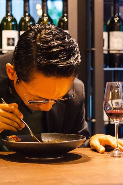 渋谷ワイナリー東京にて、かおりを楽しむ岩田さん