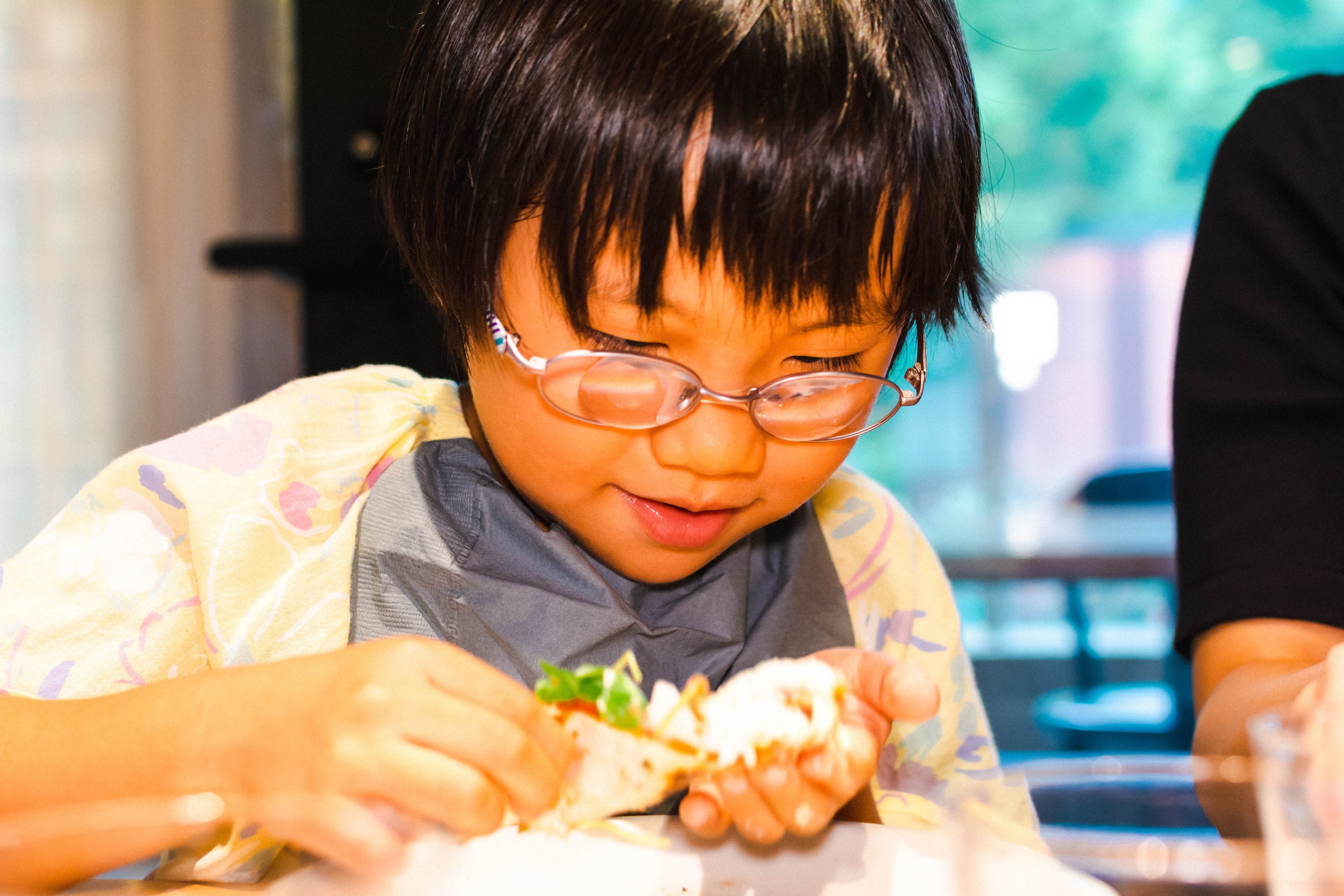 GOOD CHEEZE GOOD PIZZA 渋谷にて、ピザをほおばる緋音さん