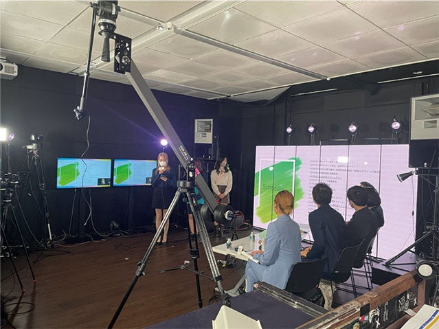 プロの前で自分たちの企画案を提案