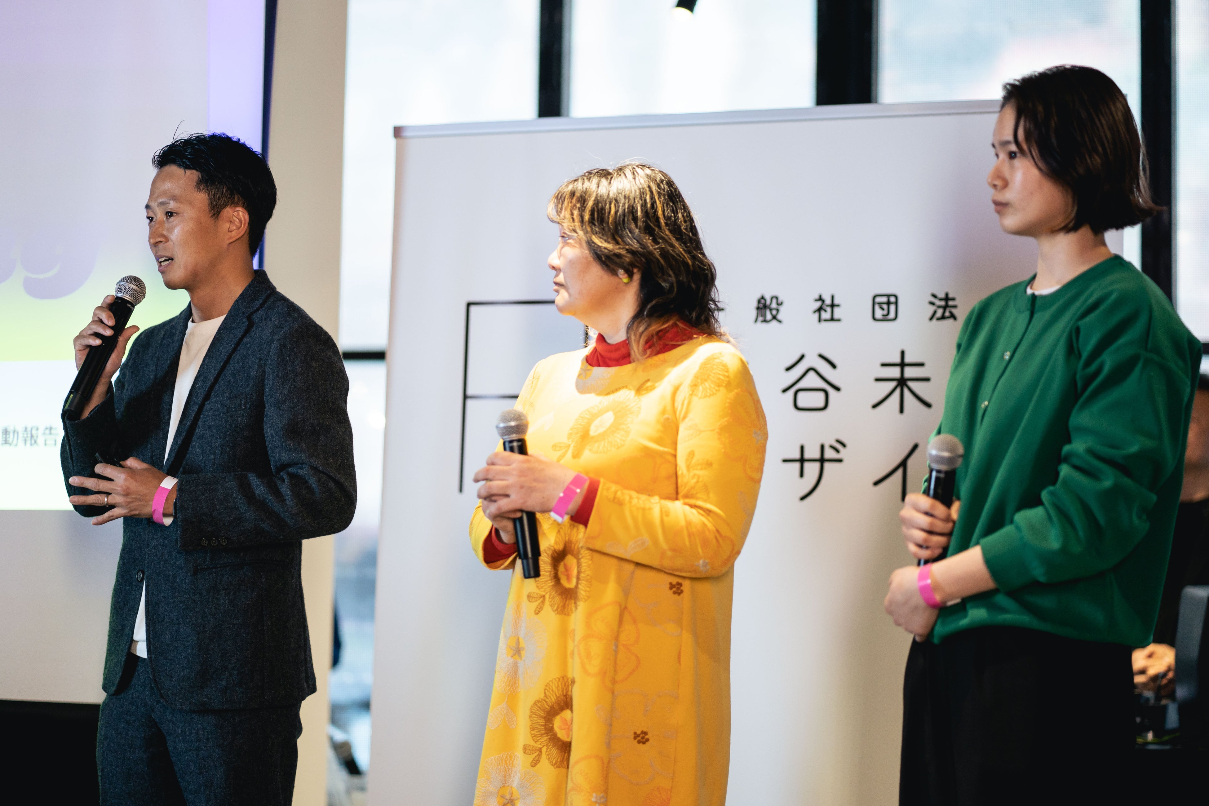 株式会社モルテン長谷川乃亜さん（写真左）、日本女子プロサッカーリーグWEリーグ小林美由紀さん（中央）、一般社団法人日本ハンドボールリーグ　髙木七実さん（右）