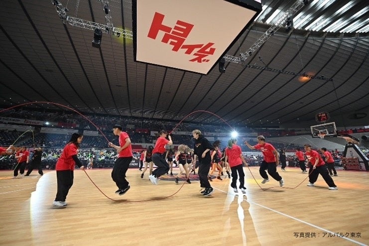 プライムタイムショーで会場を盛り上げる出演者たち