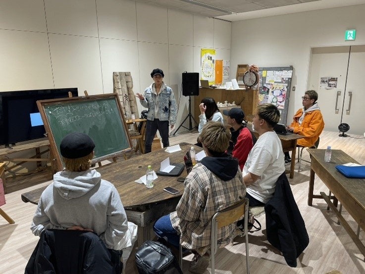 パフォーマンスの心得について学ぶ受講生たち　