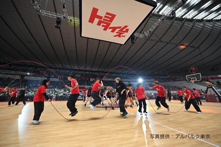 ​プライムタイムショーで会場を盛り上げる出演者たち