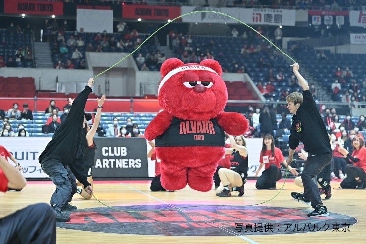 ダブルダッチの縄を跳ぶアルバルク東京のマスコット「ルーク」