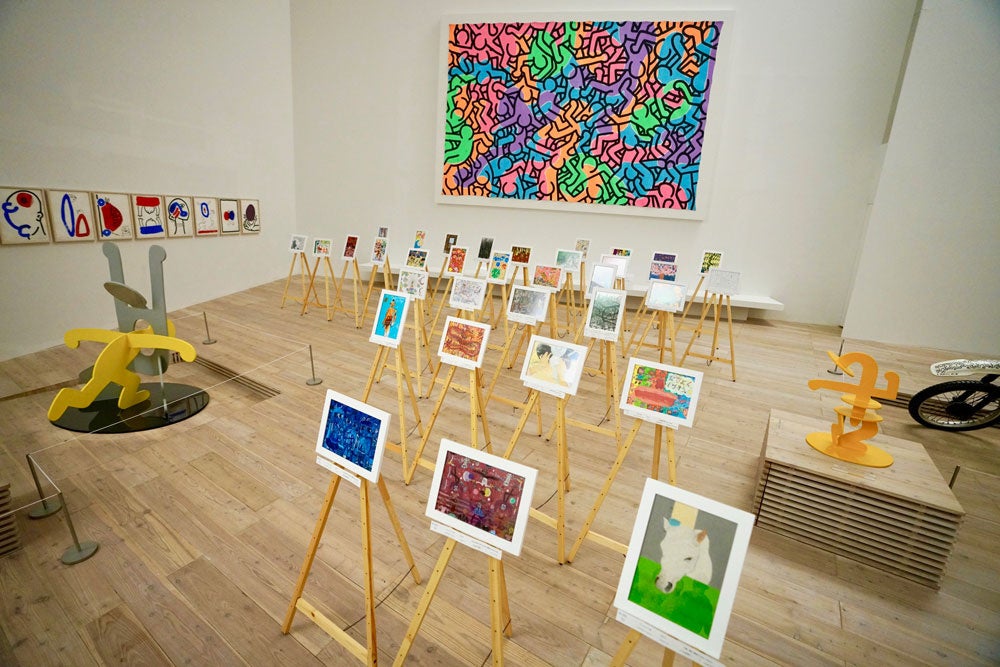 キース・ヘリングの作品とともに、館内に展示された受賞作品