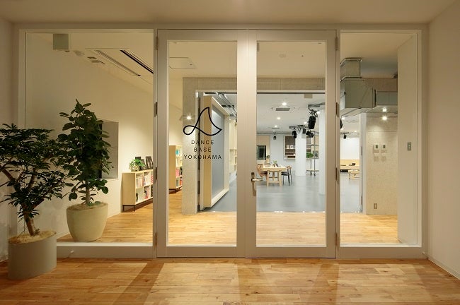 「Dance Base Yokohama」エントランス。横浜の旧帝蚕倉庫の 復元建築物にオープンし、2020年度にグッドデザイン賞を受賞した