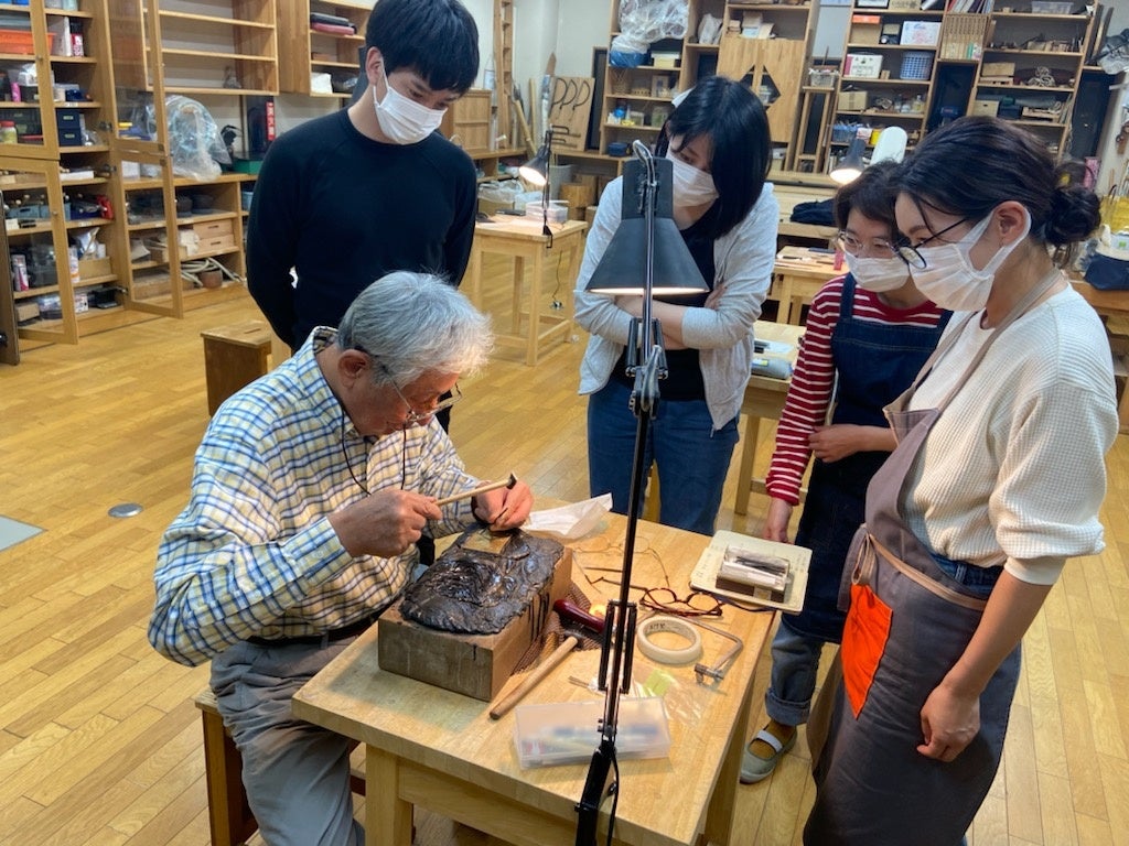 1998年から継続している「加賀象嵌・彫金専門塾」。 人間国宝による指導の様子