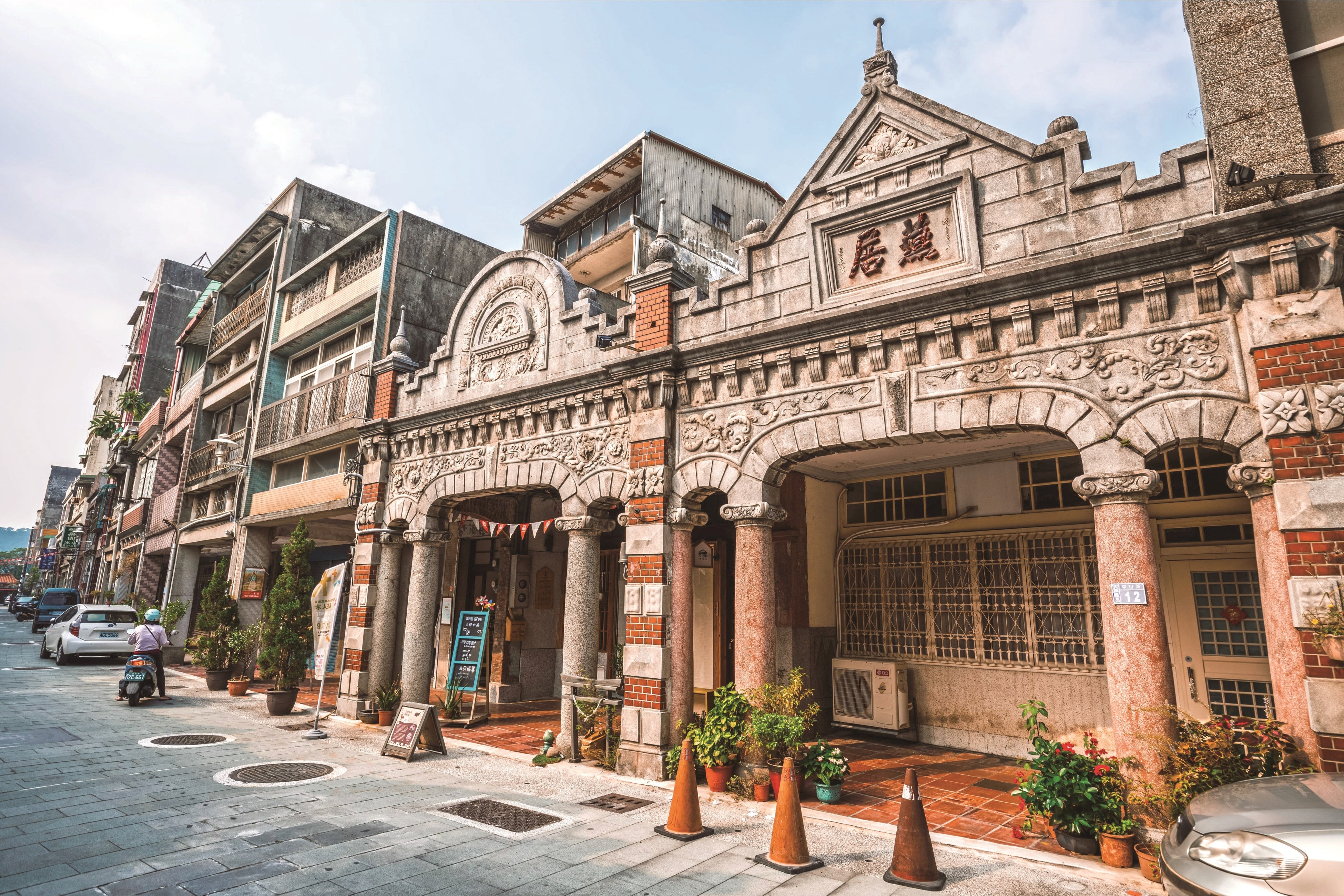 バロック様式の建物と上部に施された装飾が美しい大溪（ダーシー）地区