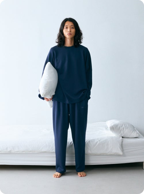 チャンピオンからブランド初のスウェットタイプのリカバリーウェアが登場 眠る時間も移動中も“オフ”をつなぐセットアップ