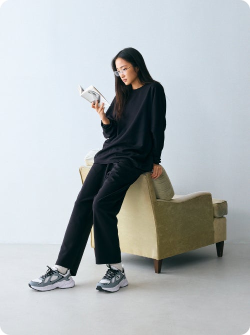 チャンピオンからブランド初のスウェットタイプのリカバリーウェアが登場 眠る時間も移動中も“オフ”をつなぐセットアップ