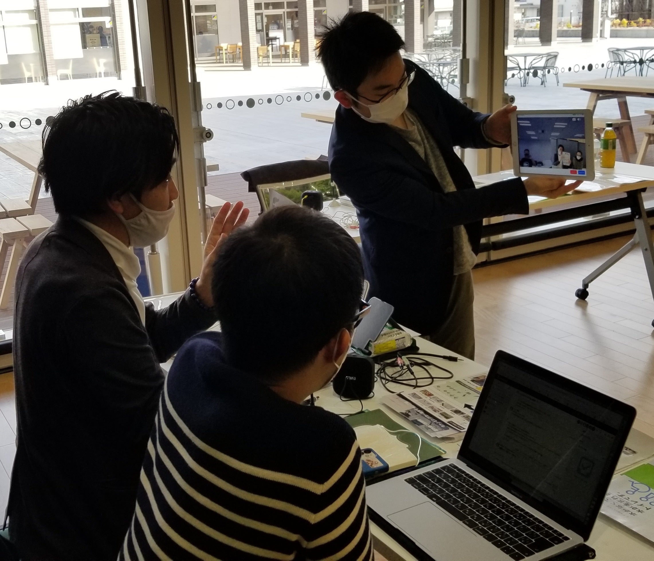 資料をもって話す起業家