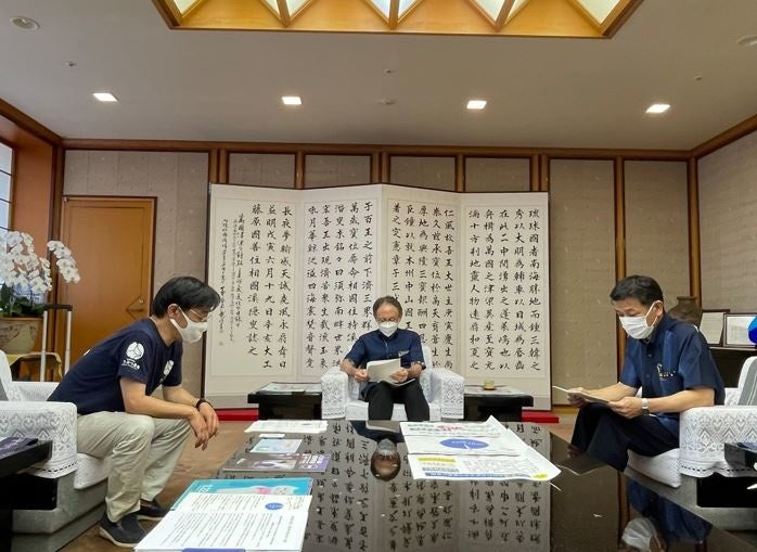 6月20日、玉城デ二―沖縄県知事を訪問し、要望書を手渡しました。