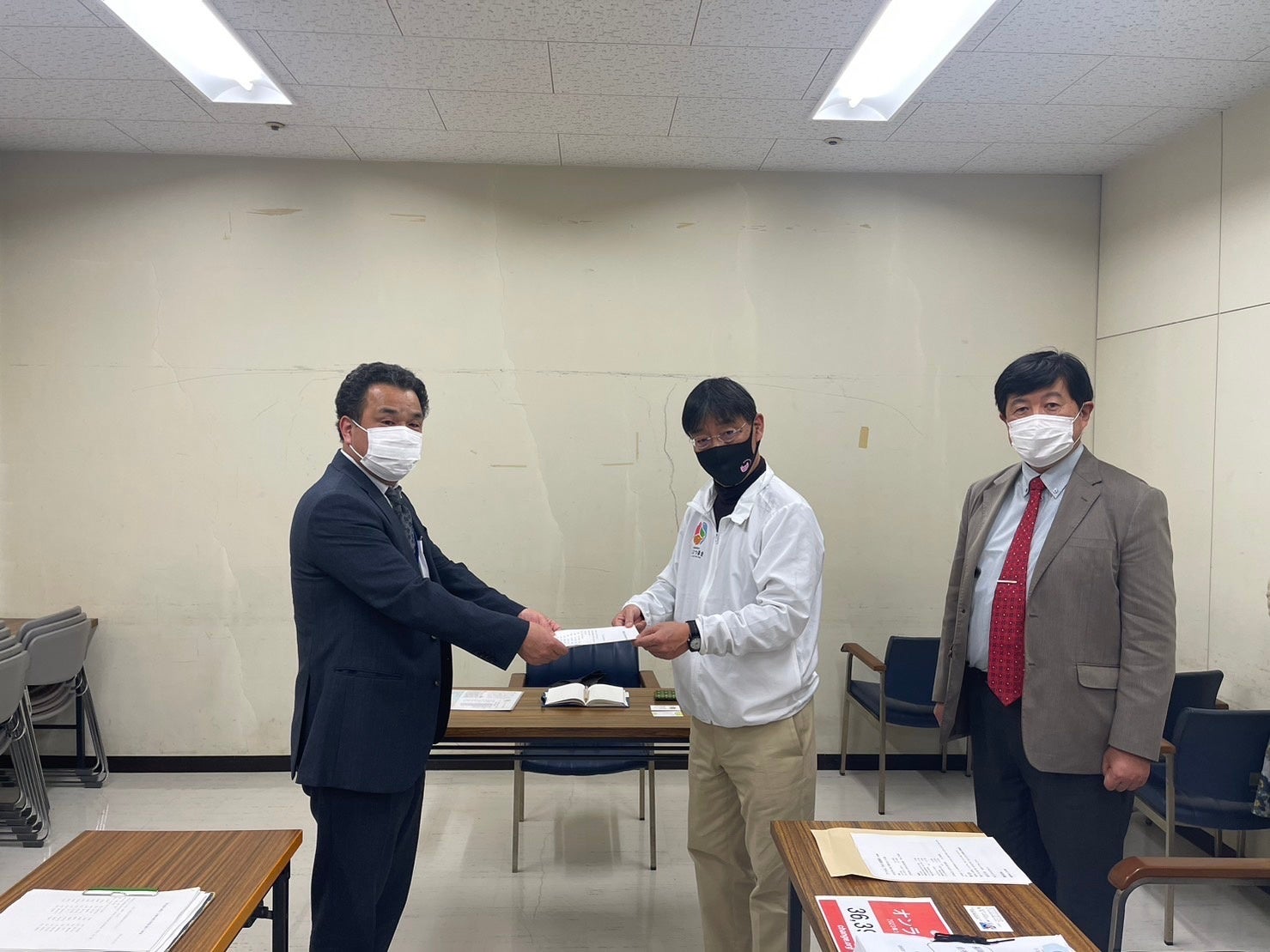 2月1日　要望書・署名提出時の様子