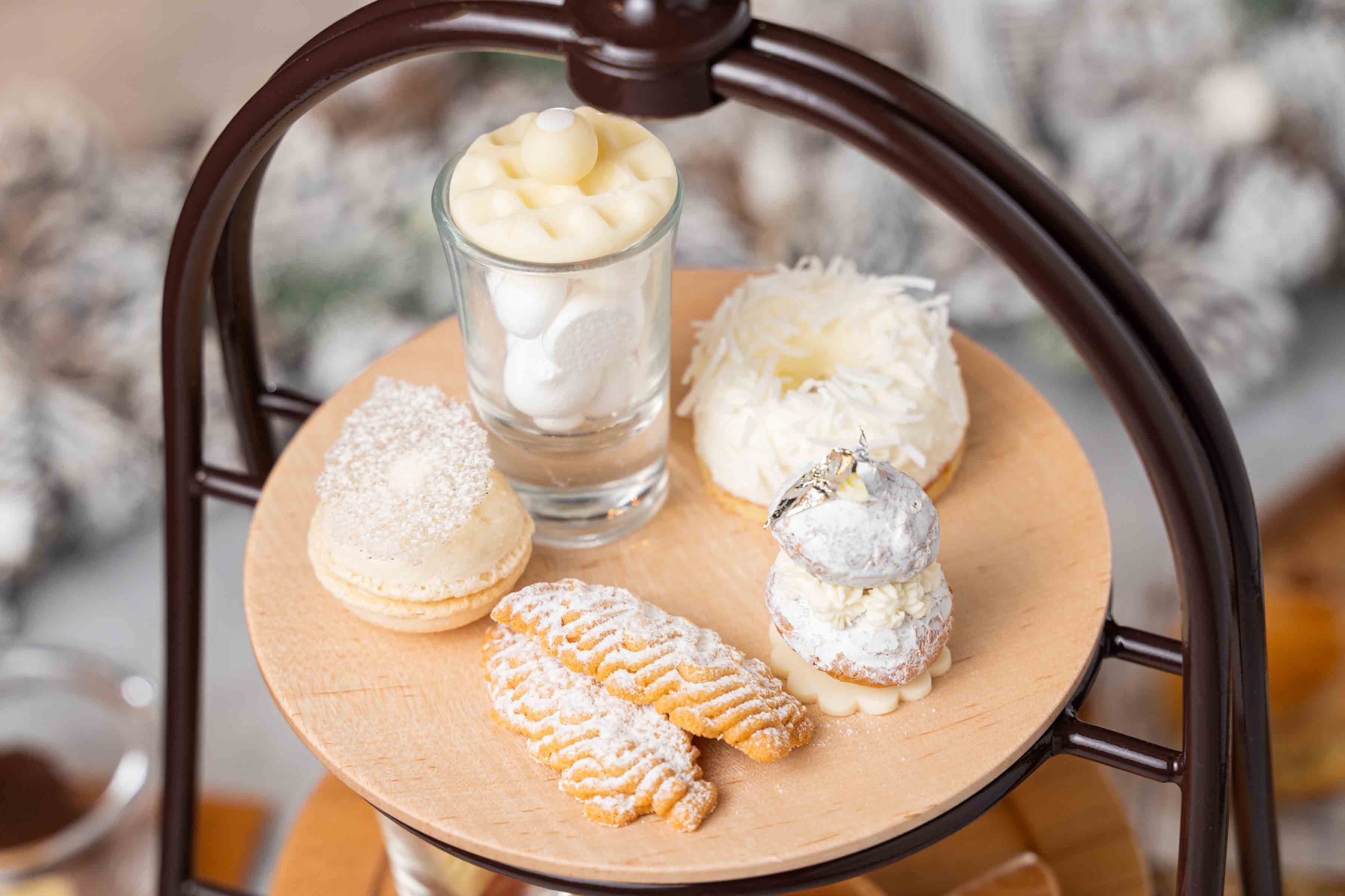 上段：トップから、ココナッツメレンゲ、ホワイトチョコムース、ルリジューズ、アーモンドクッキー、マカロン