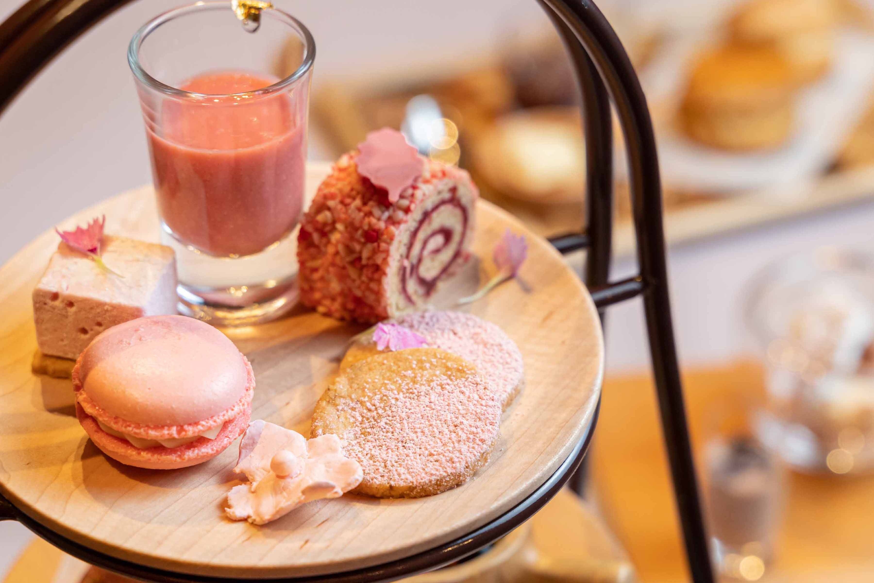 上から右周りに、苺のスムージー, ロールケーキ、 ヘーゼルナッツクッキー、ラズベリーマカロン、ギモーヴ