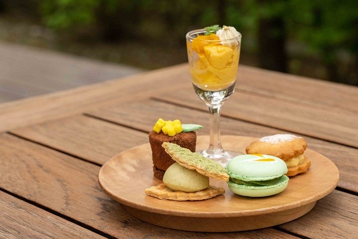 上段： 上から右周りに、マンゴープリン、レーズンサンド、 マカロン、抹茶ミルフィーユ、チョコレート