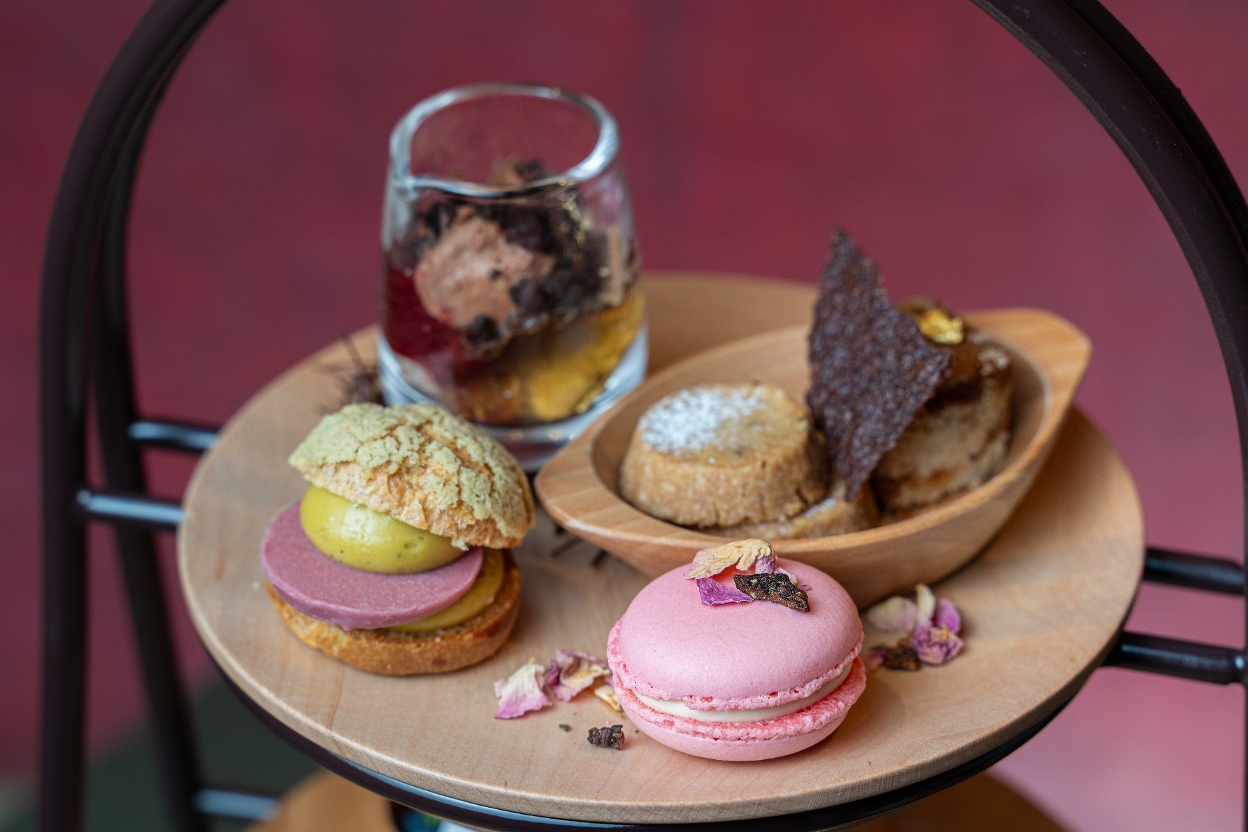 上段：トップから、チョコレートパフェ、シュトーレン（風戸スタイル）、シナモン＆クルミのクッキー、苺のマカロン、ピスタチオのシュークリーム