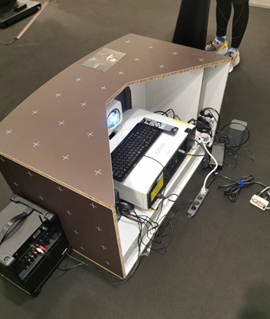 設置台に段ボール素材の什器を採用。