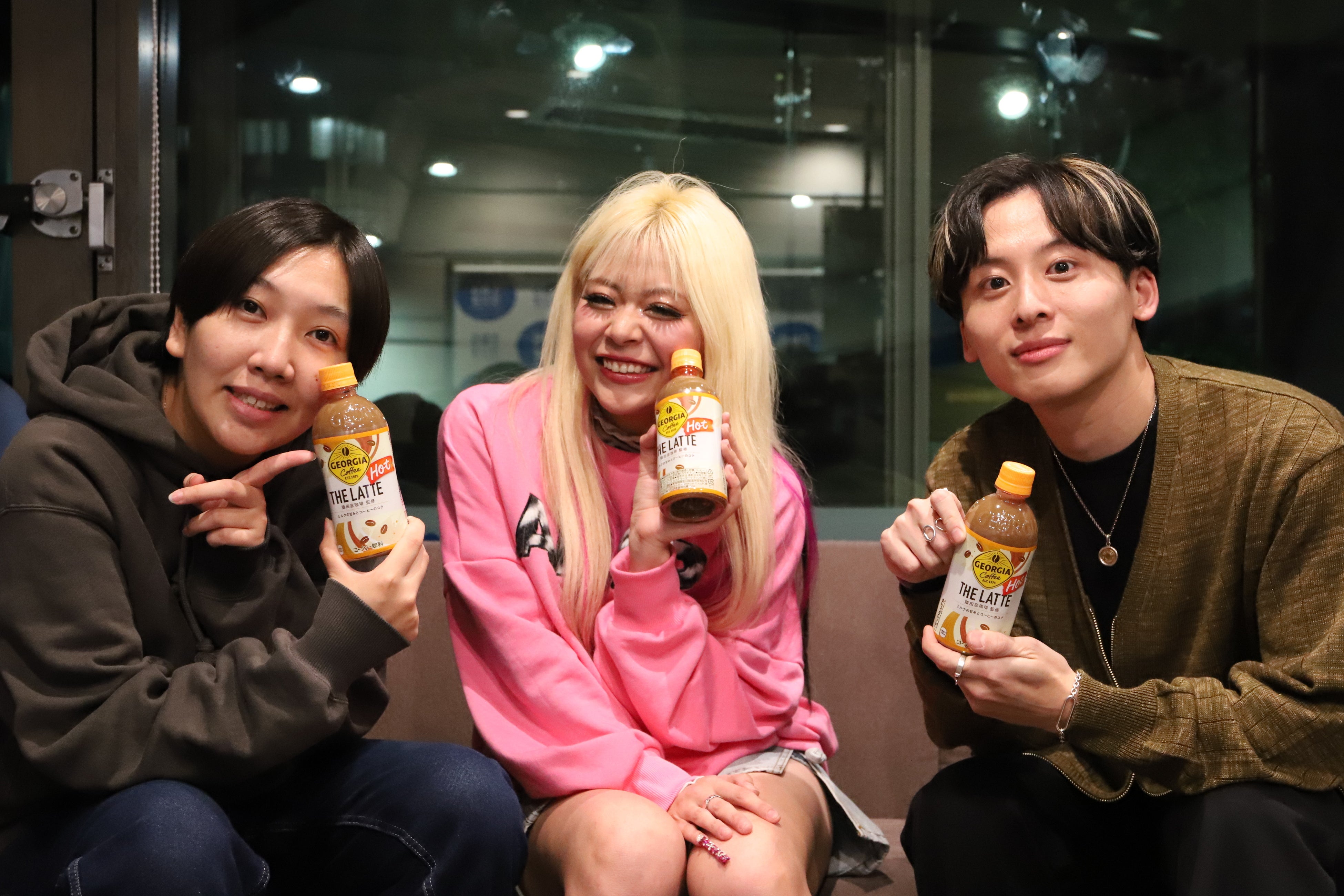 工藤大輝（右）、 「エルフ」はるさん（左）・荒川さん（中央）