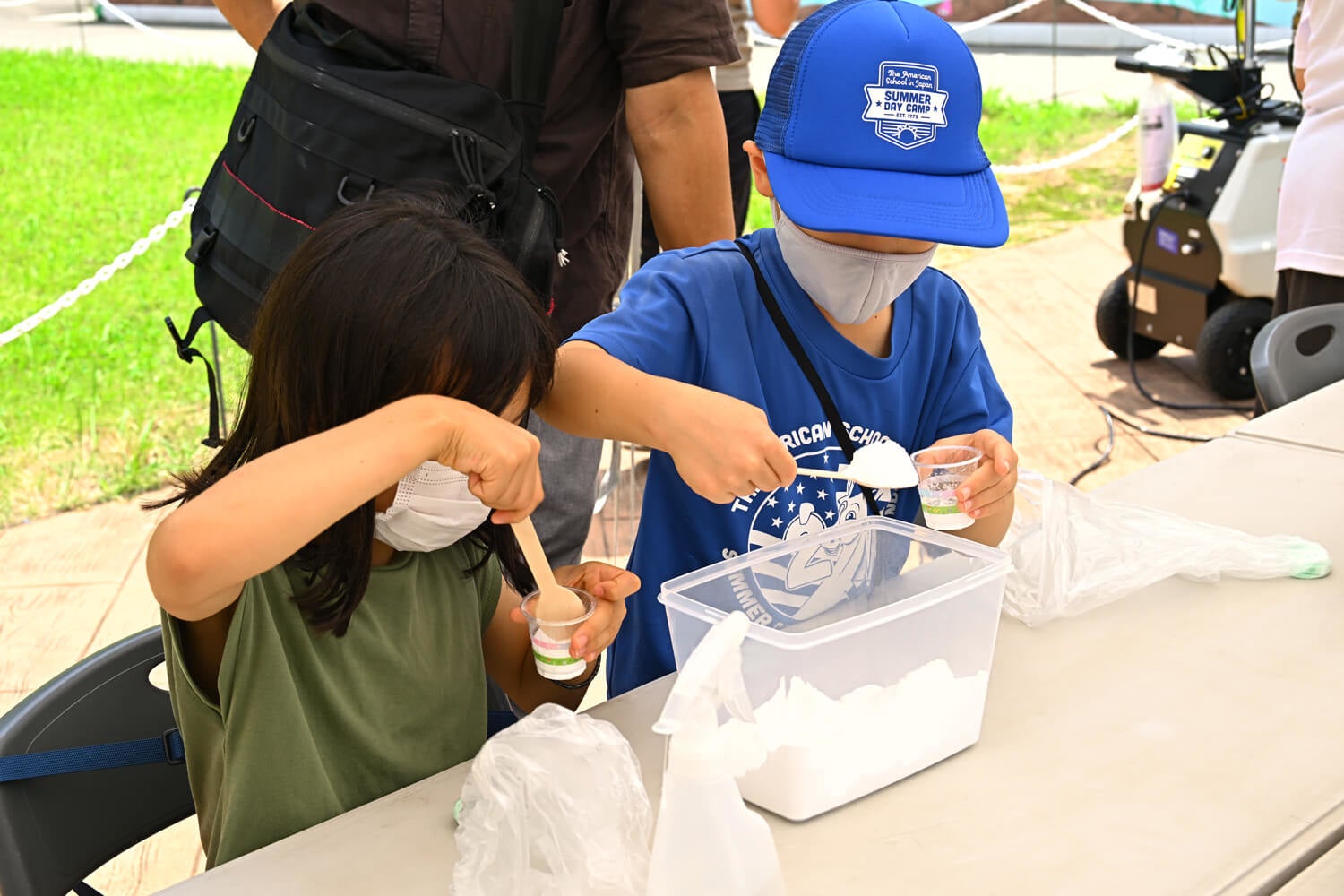 バスボム作りを体験する子供たち