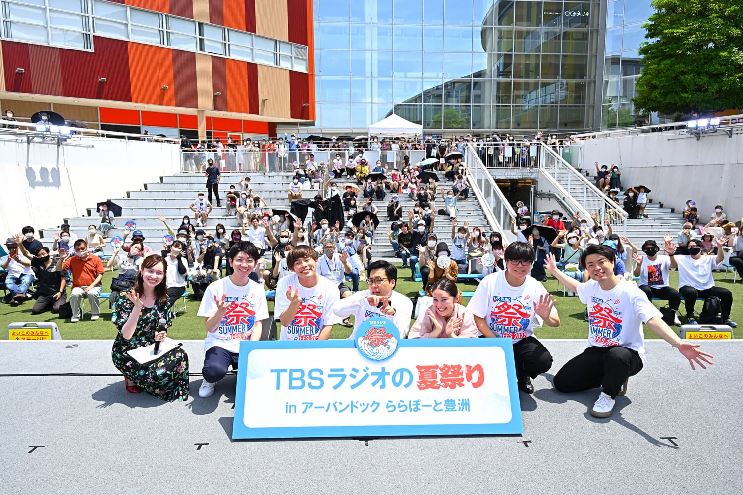 オープニングステージに登場した左から、宇賀神アナ、 喜入アナ、サツマカワRPGさん、Yes!アキトさん、 林家つる子さん、ライスさん