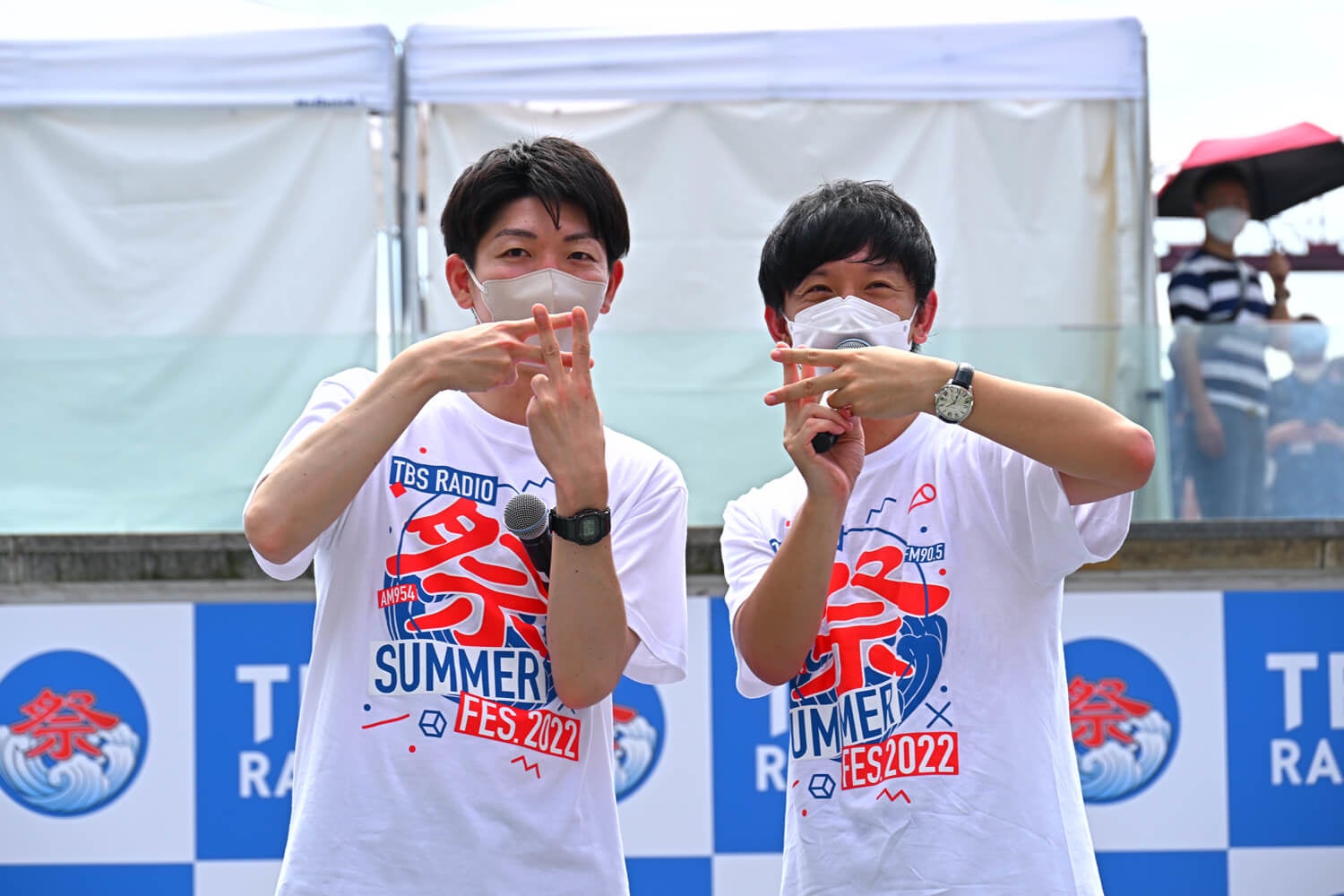 ＃ふらっとポーズで写真撮影に応じる 喜入アナ（左）と向井さん（右）