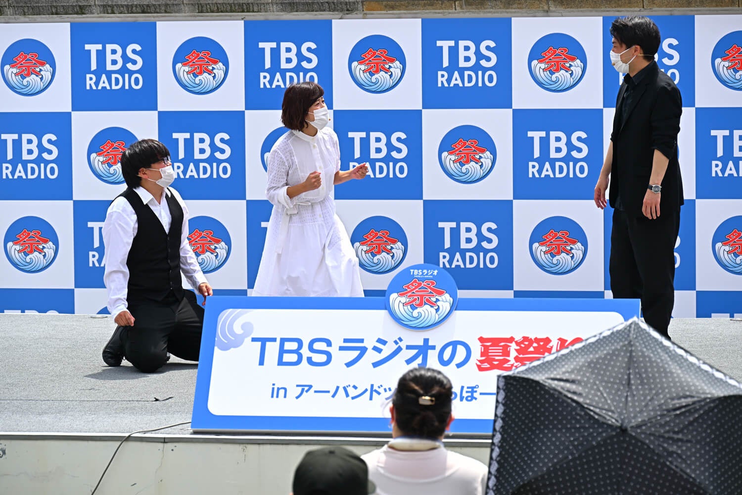 コントをする三田寛子さんとライスのお二人