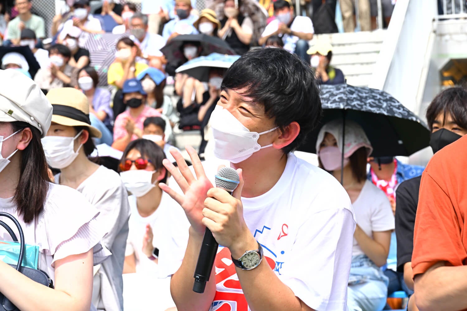 関取花さんのライブを客席で鑑賞する向井さん