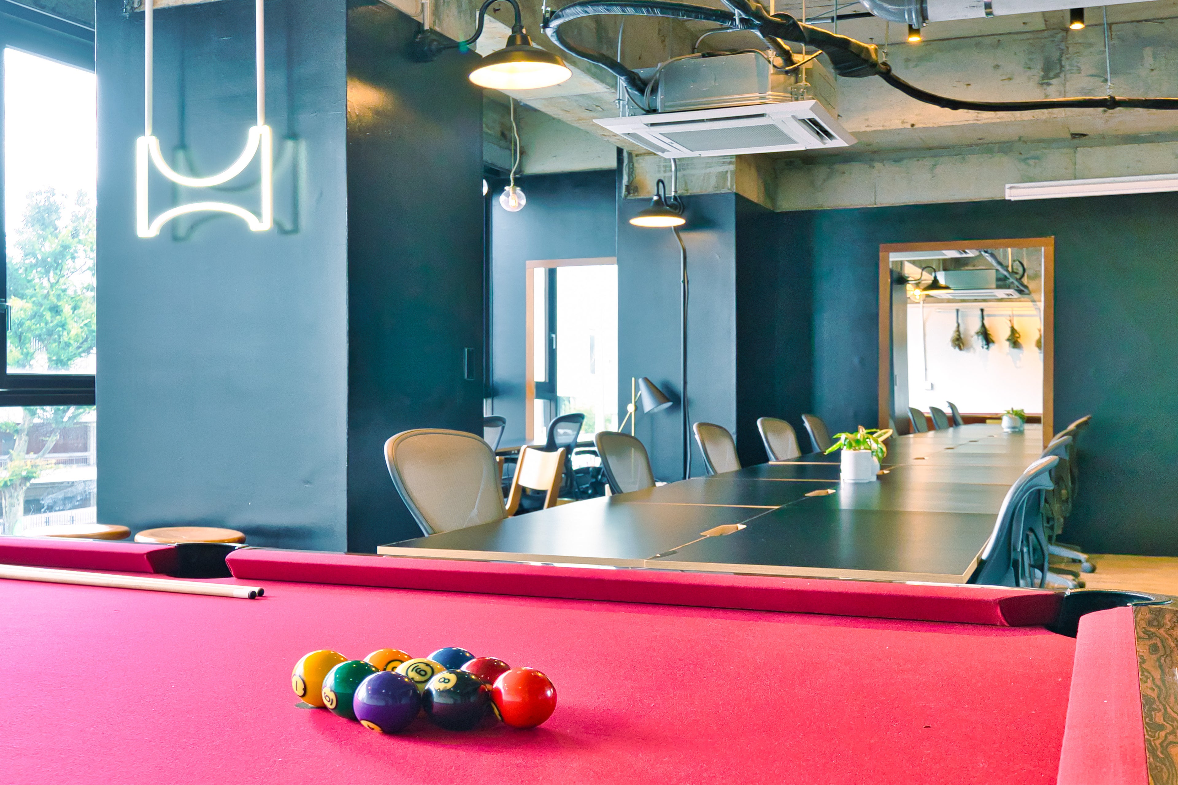 本格ビリヤード台も完備