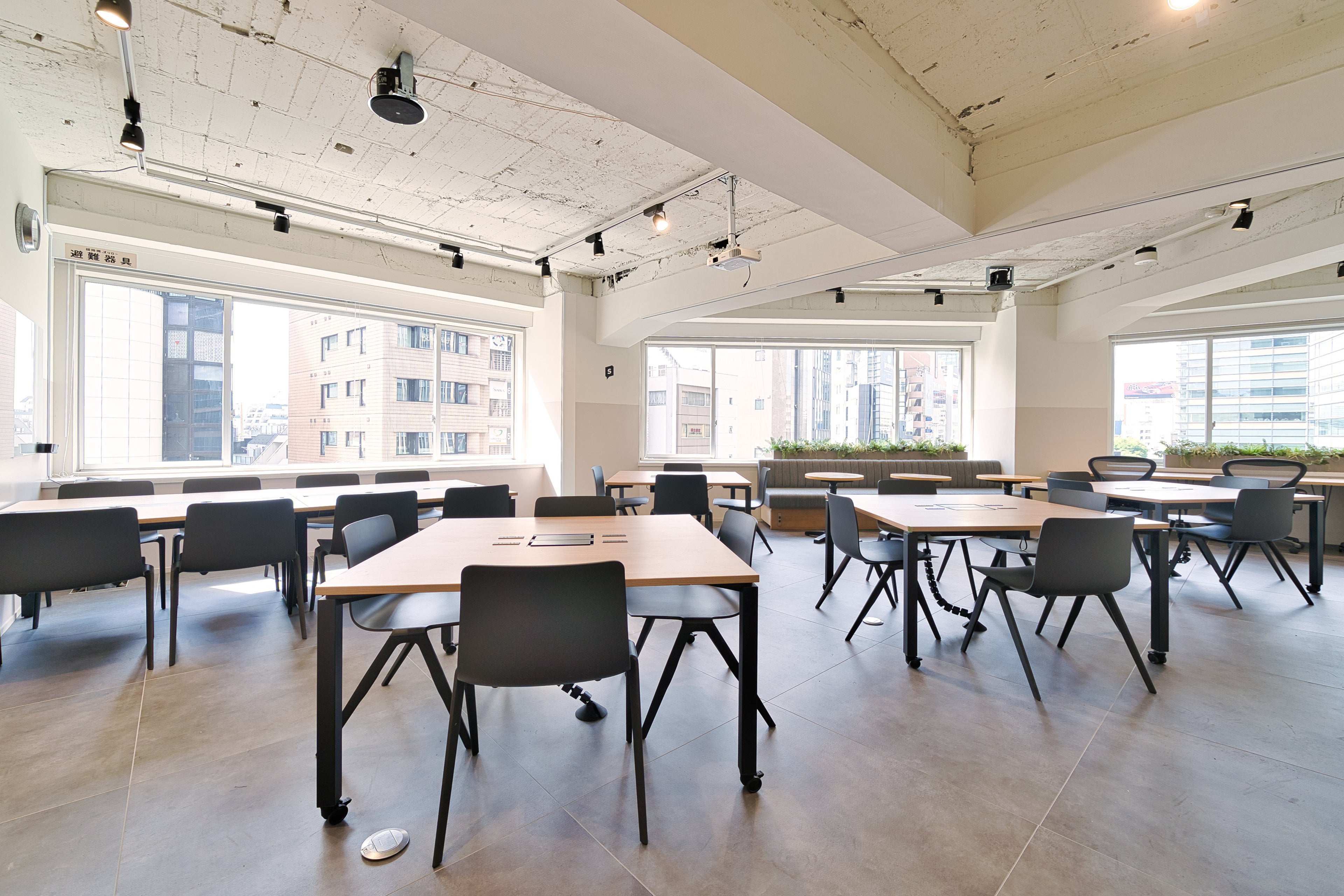 30名以上利用可能なメインフロア