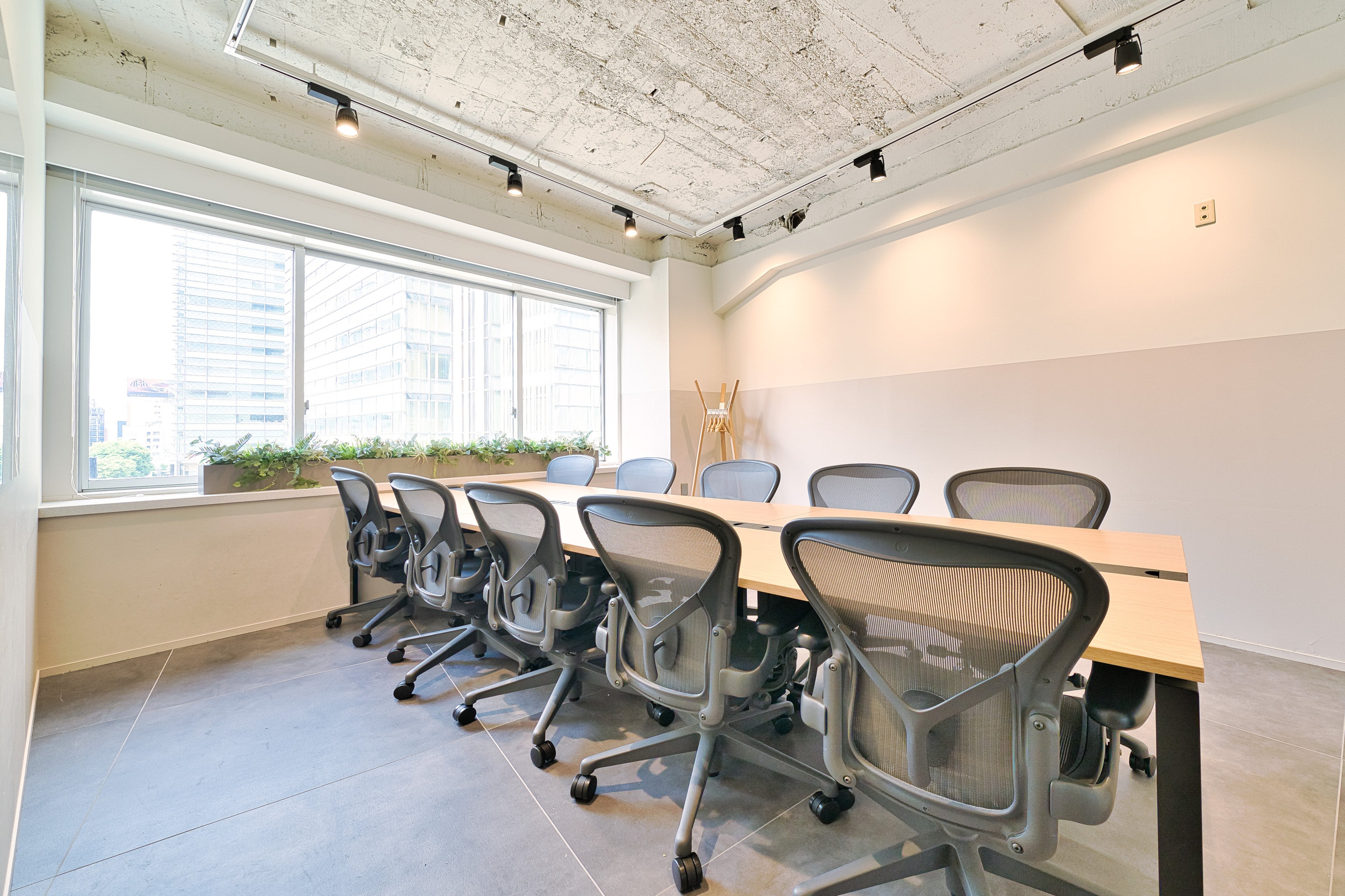 10名用会議室にはアーロンチェアを採用