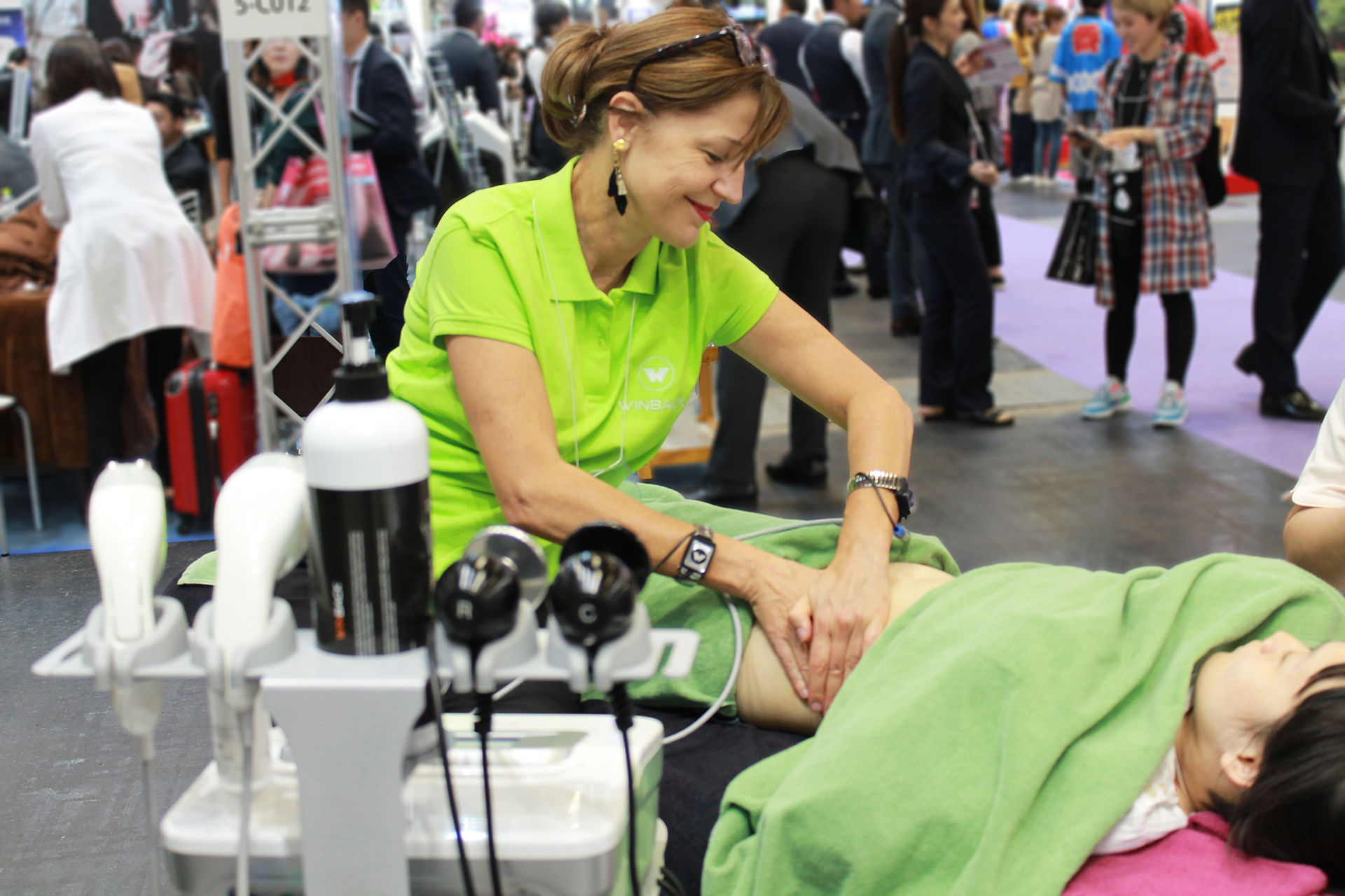 最大の注目は世界特許を4つ取得した業務用トリートメント機器「BACK4