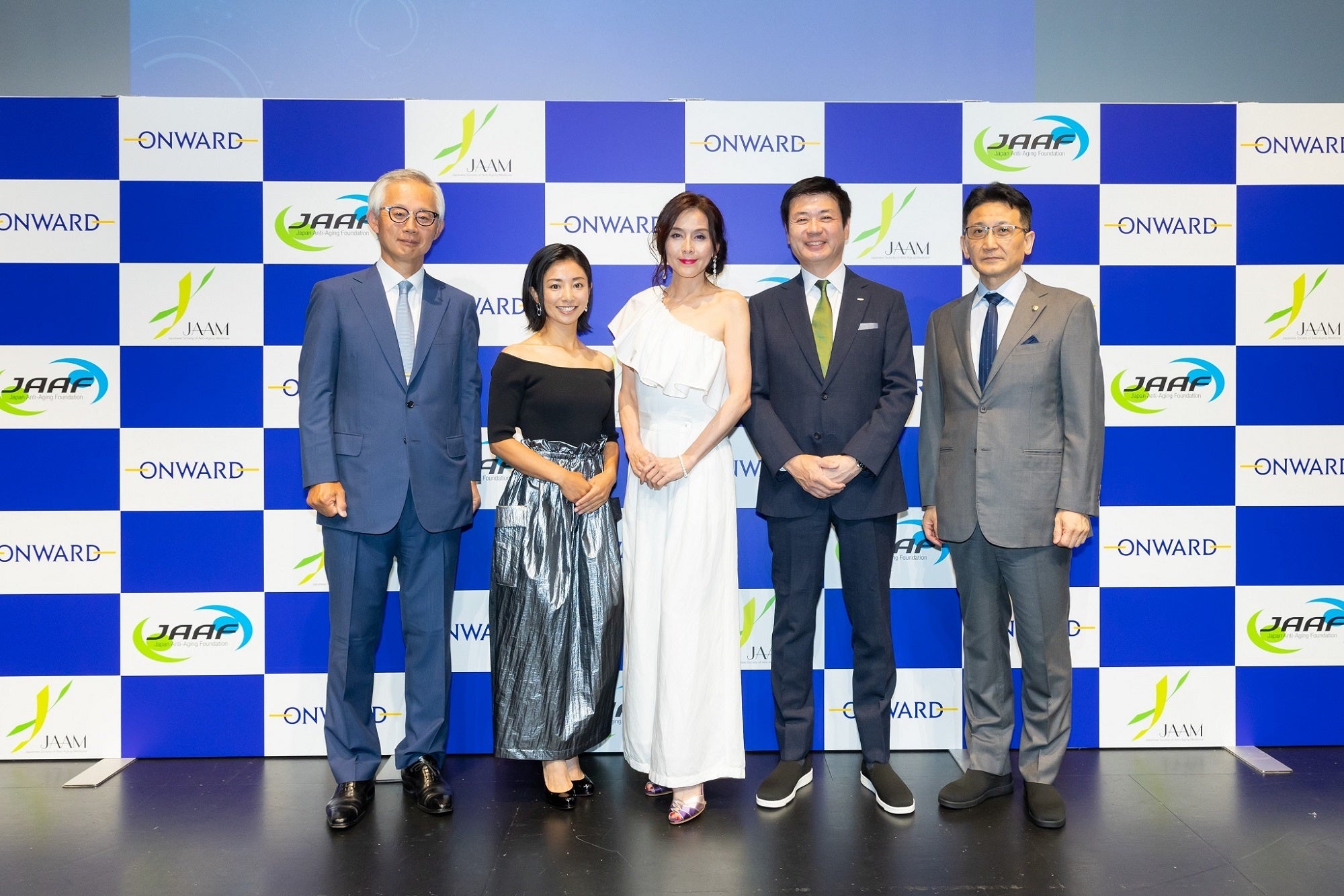 左から特定非営利活動法人日本抗加齢協会 理事長 堀江 重郎 先生、茨城ゴールデンゴールズ 監督　片岡 安祐美 氏、女優 杉本 彩 氏、当社代表取締役社長 保元 道宣、第24回日本抗加齢医学会総会 会長 尾池 雄一 先生