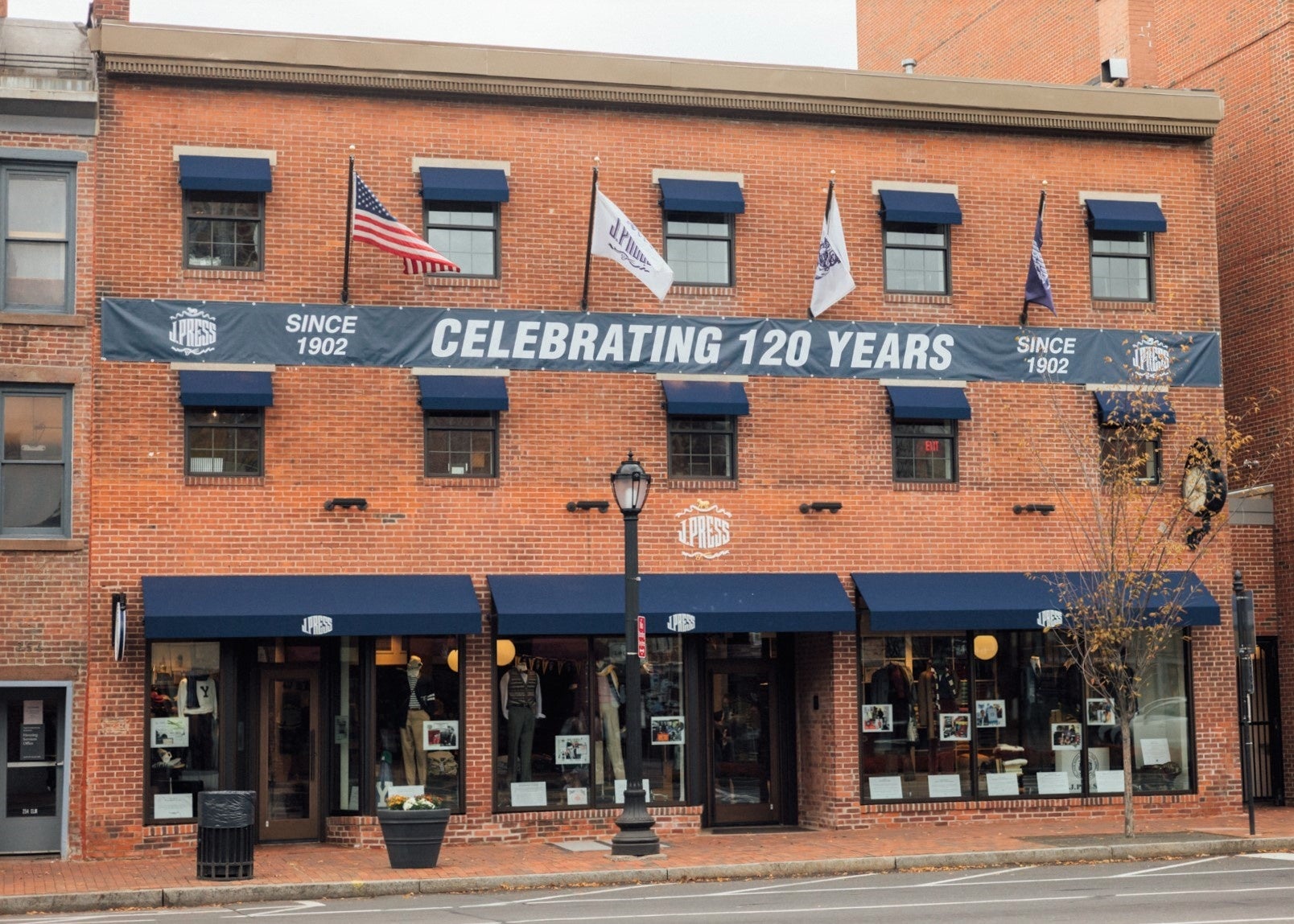 ラッピングが施された「J.PRESS NEW HAVEN」外観