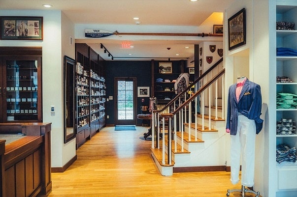 ヴィンテージ家具や、アイビーをテーマにしたアンティーク小物などをディスプレイ