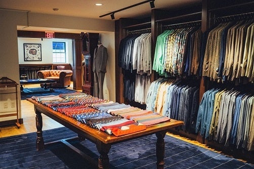 2階フロアはクラブラウンジのような空間で、テーラードクロージングなどを展開