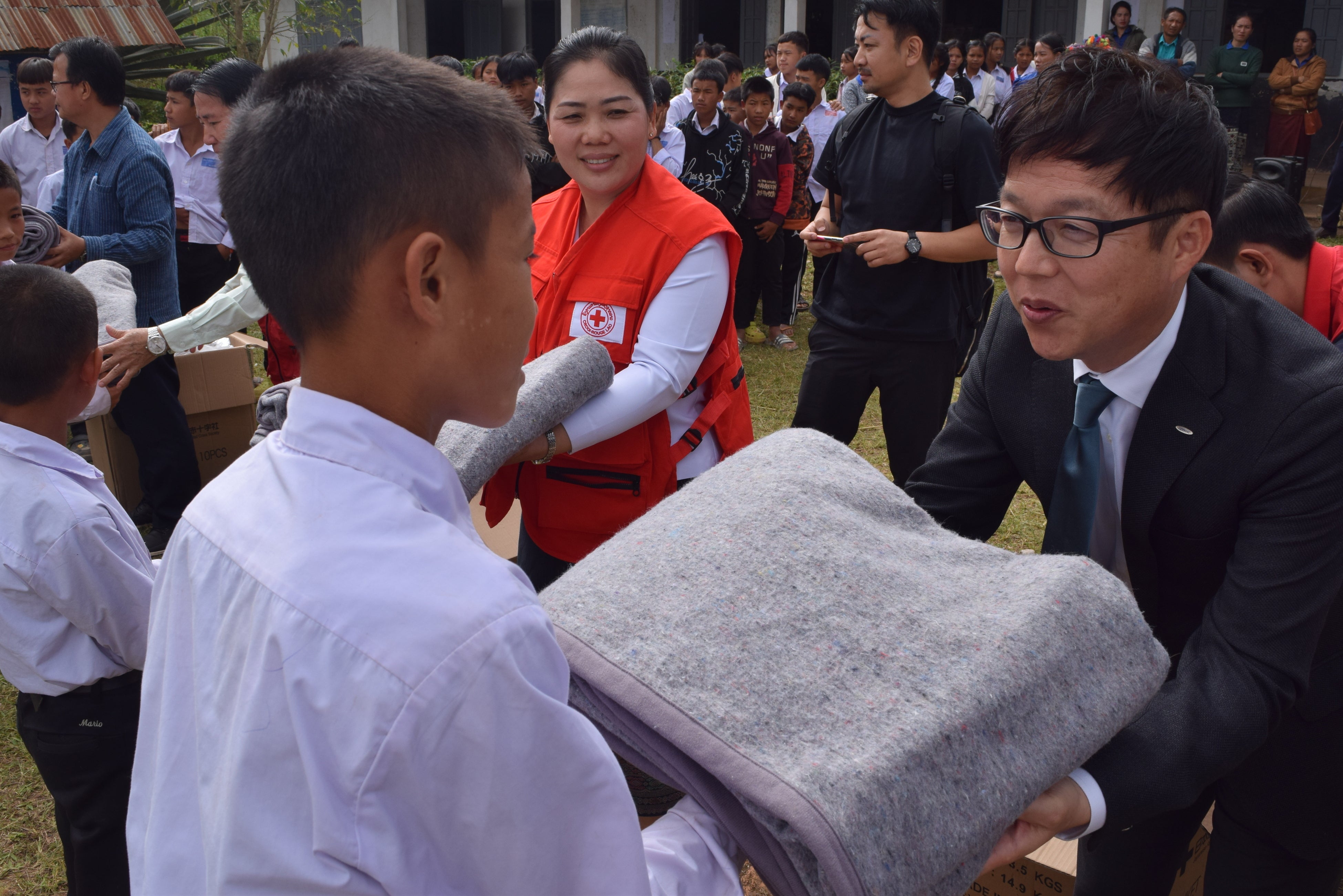 毛布配布の様子