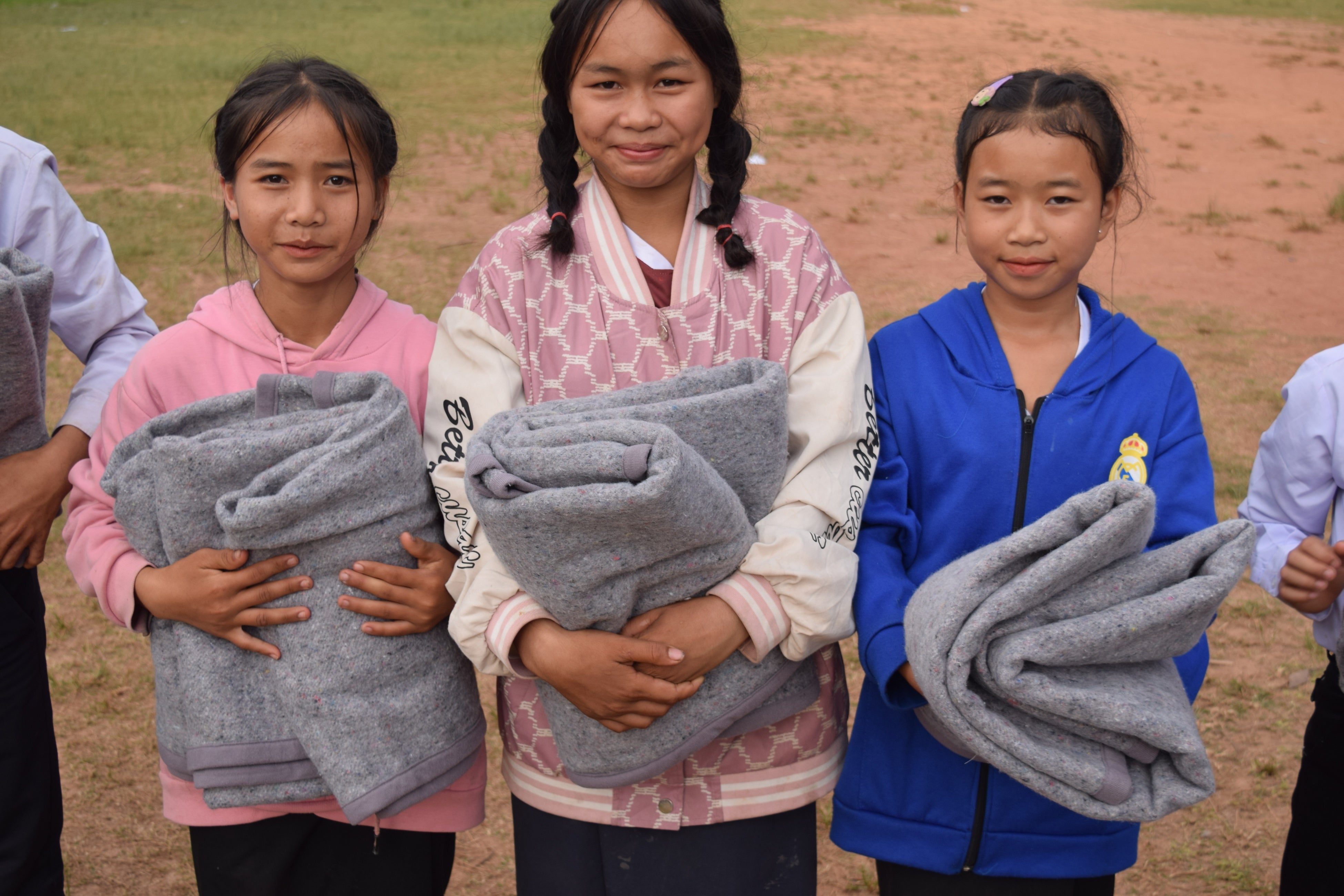 毛布を手にした子どもたち