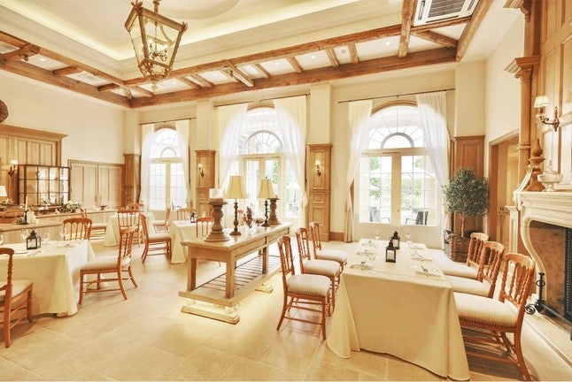 陽光が差し込む、木をふんだんにあしらった温かみある会場で、室内からガーデンの景色を眺めながら優雅なお食事を