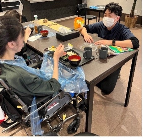 食事シーンでは、食物残量・嚥下の評価方法について共有、食事摂取のスピード管理による誤嚥性肺炎の予防につなげるなど、医療知識が介護現場でも役立つ。