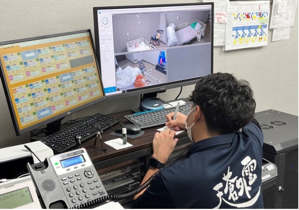 遠隔モニタリングシステム「クロスバイ」で入居者の様子を観察する職員の方