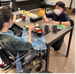 食事シーンでは、食物残量・嚥下の評価方法について共有、食事摂取のスピード管理による誤嚥性肺炎の予防につなげるなど、医療知識が介護現場でも役立つ。